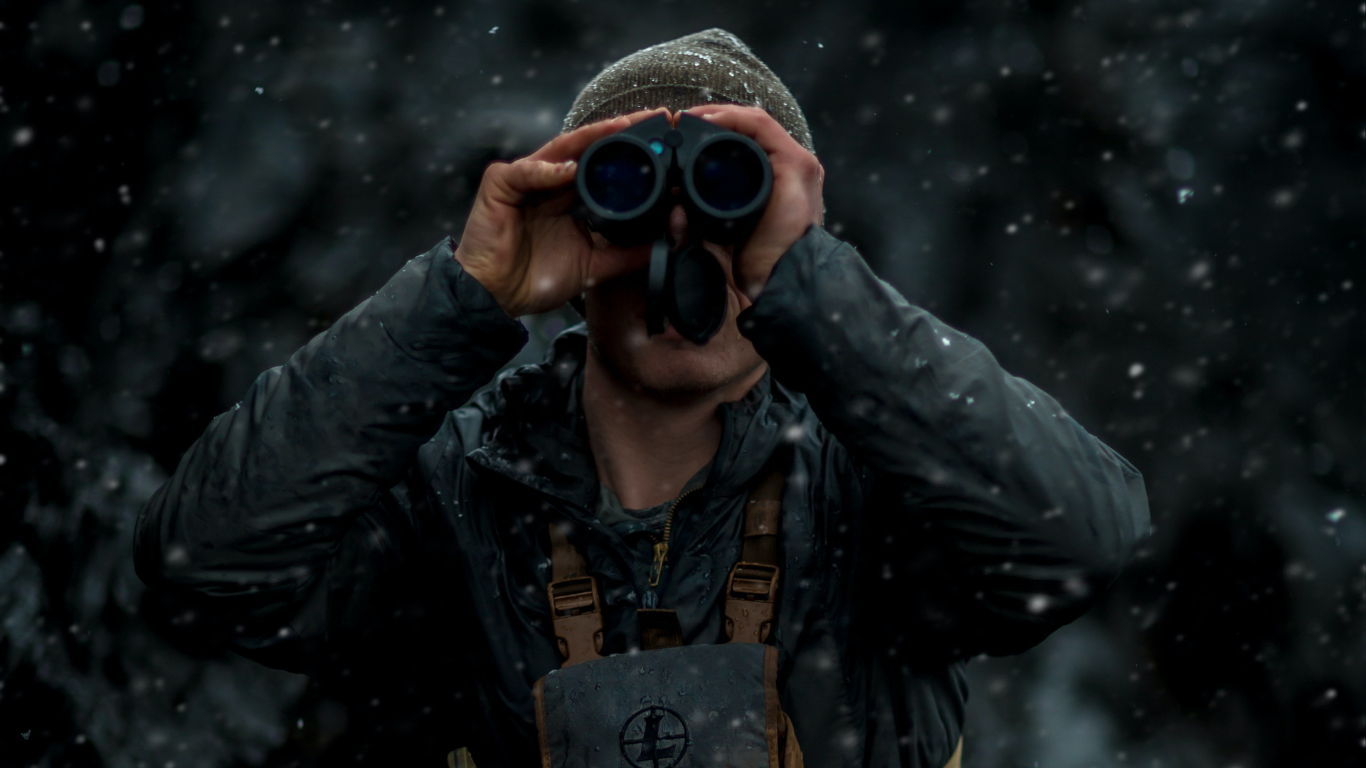 Militar utilizando binoculares para ver