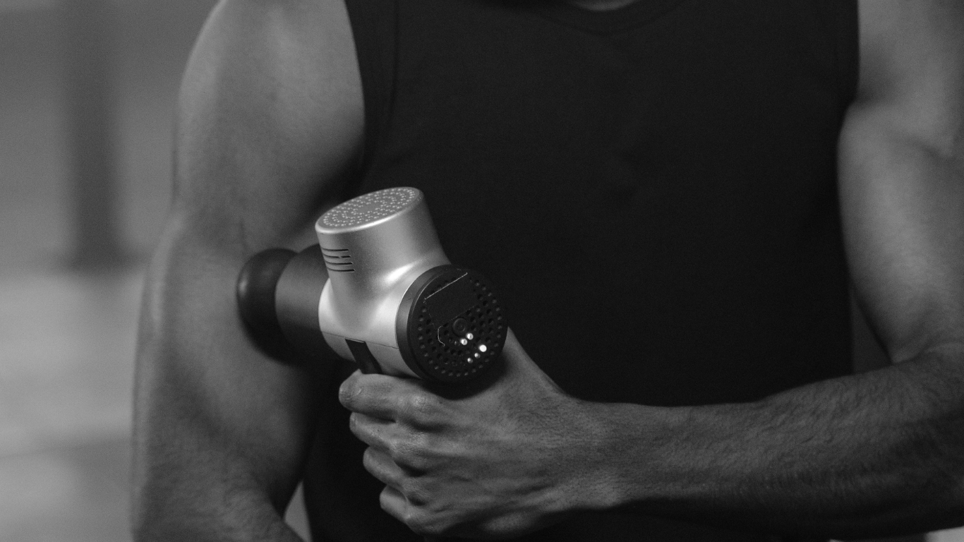 Persona masajeando su brazo