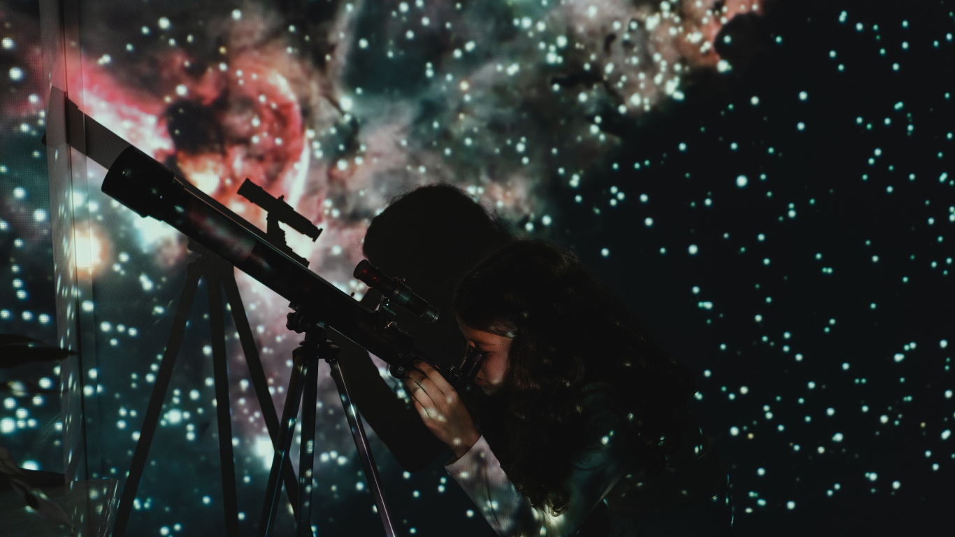 Persona utilizando telescopio