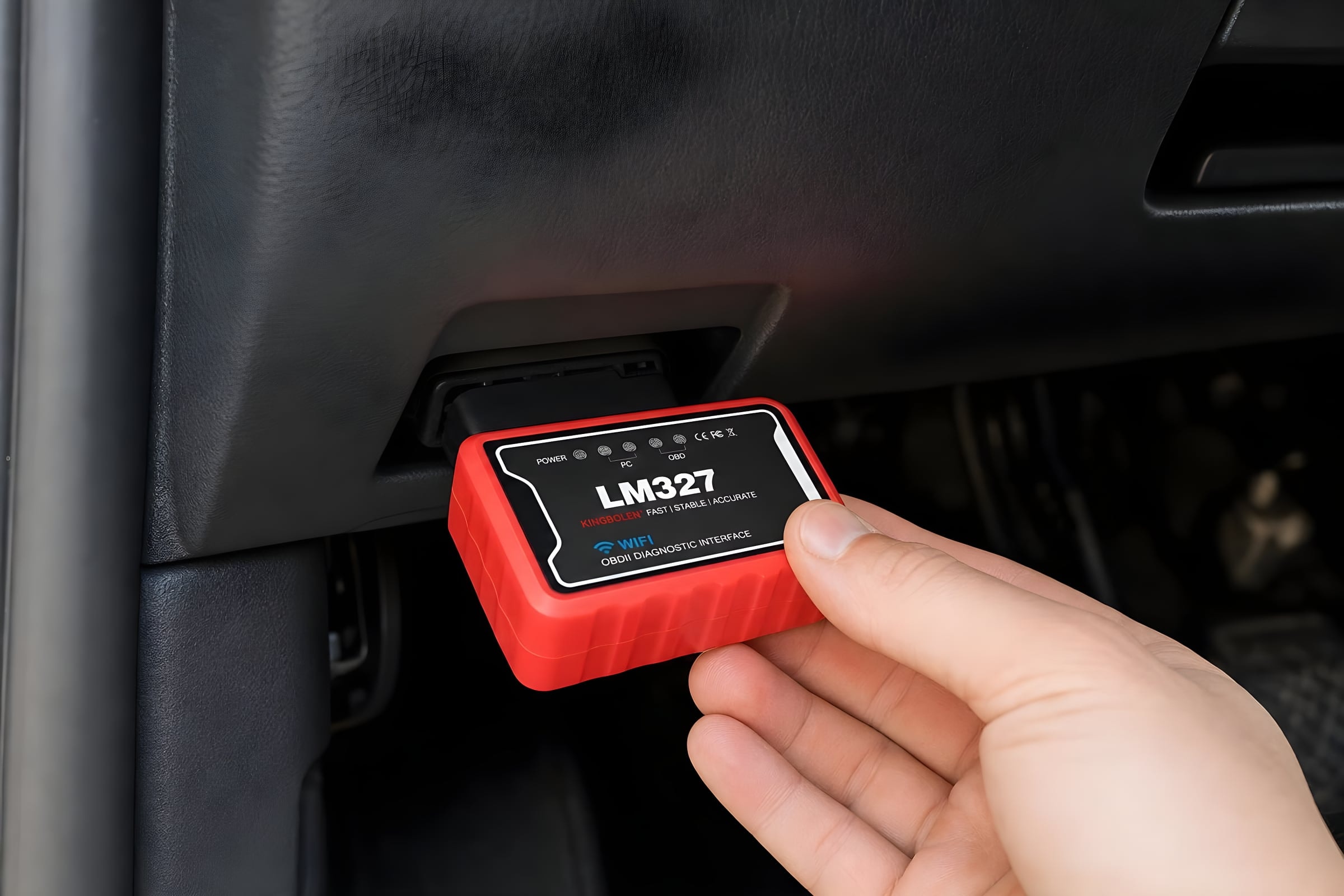 Se conecta bajo el volante