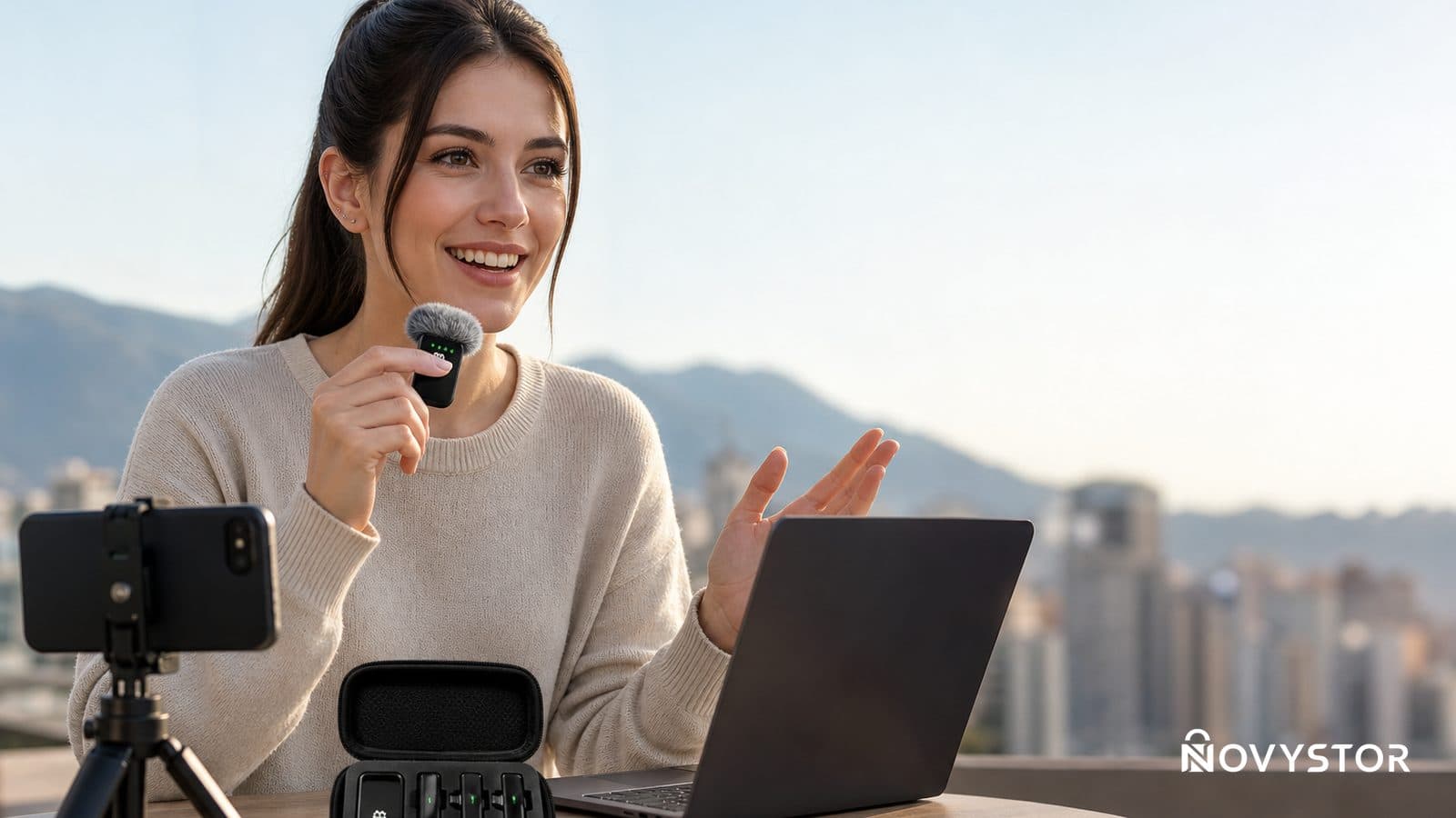 Micrófono lavalier inalámbrico QY66 negro de Novystor con sus cuatro adaptadores y estuche de almacenamiento sobre una mesa