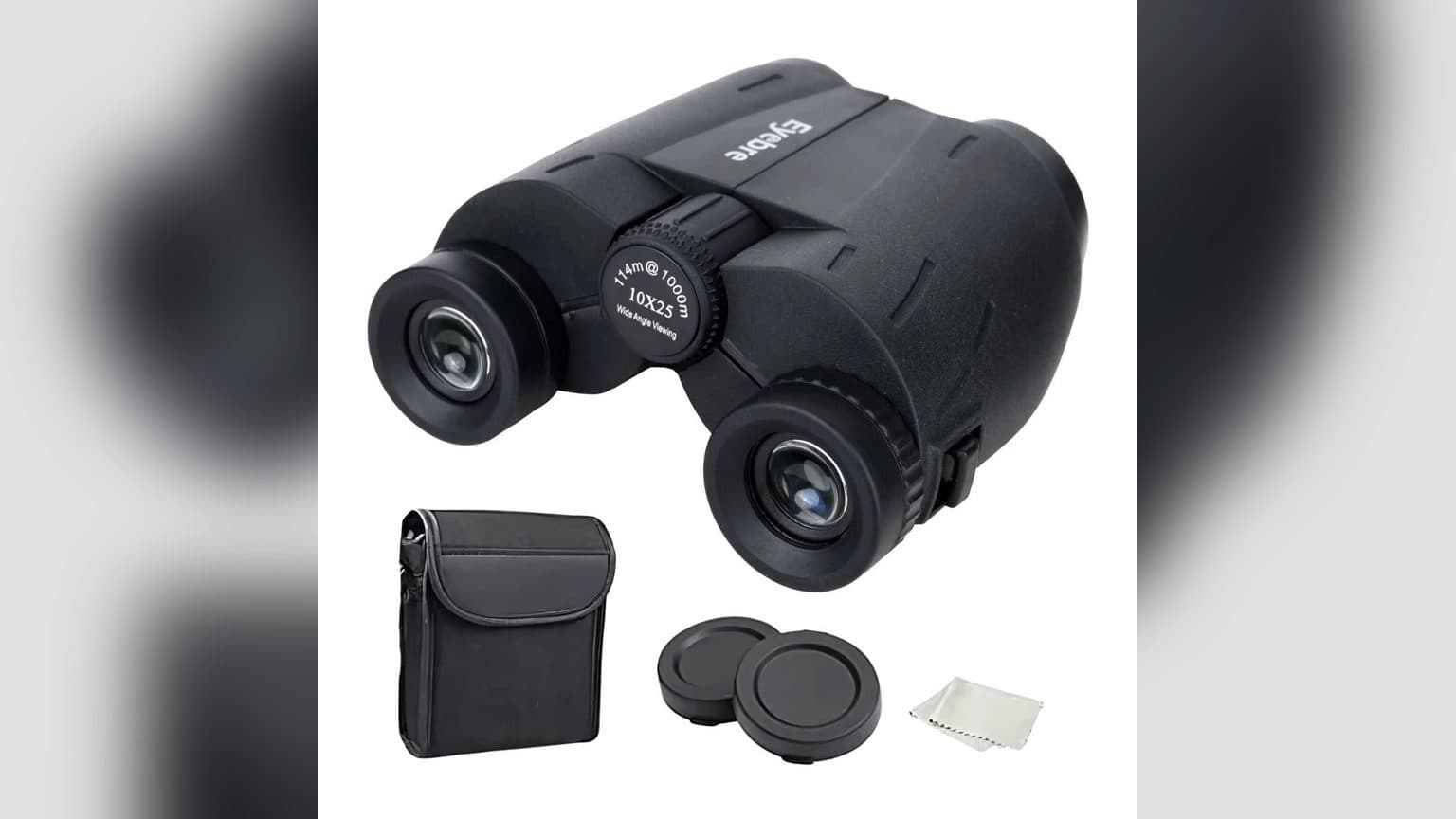 Persona sosteniendo un binocular compacto negro 10x25 en un mirador al aire libre, ajustando el enfoque con la mano derecha