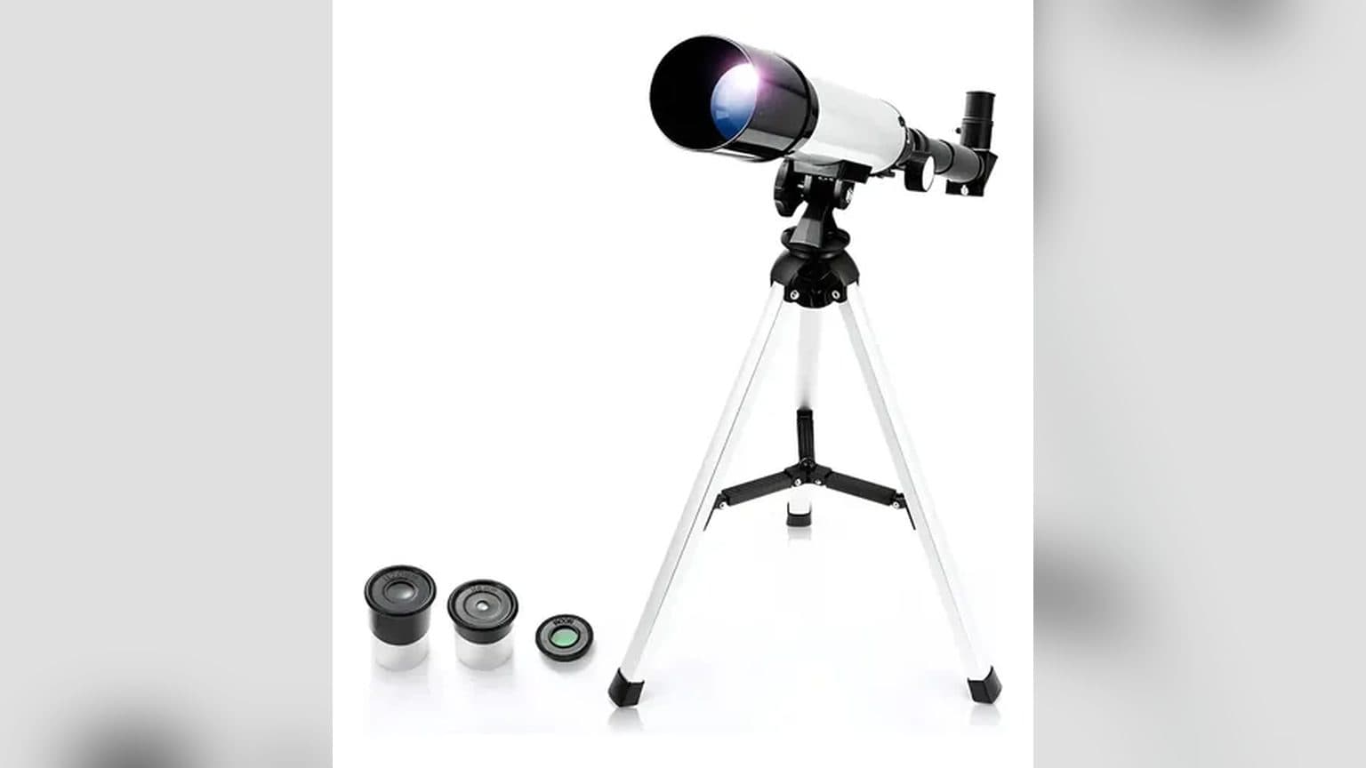 Trípode de telescopio astronómico con patas extensibles de aluminio y montura altazimutal, junto al tubo óptico F40070 sobre fondo blanco en estudio de Novystor.