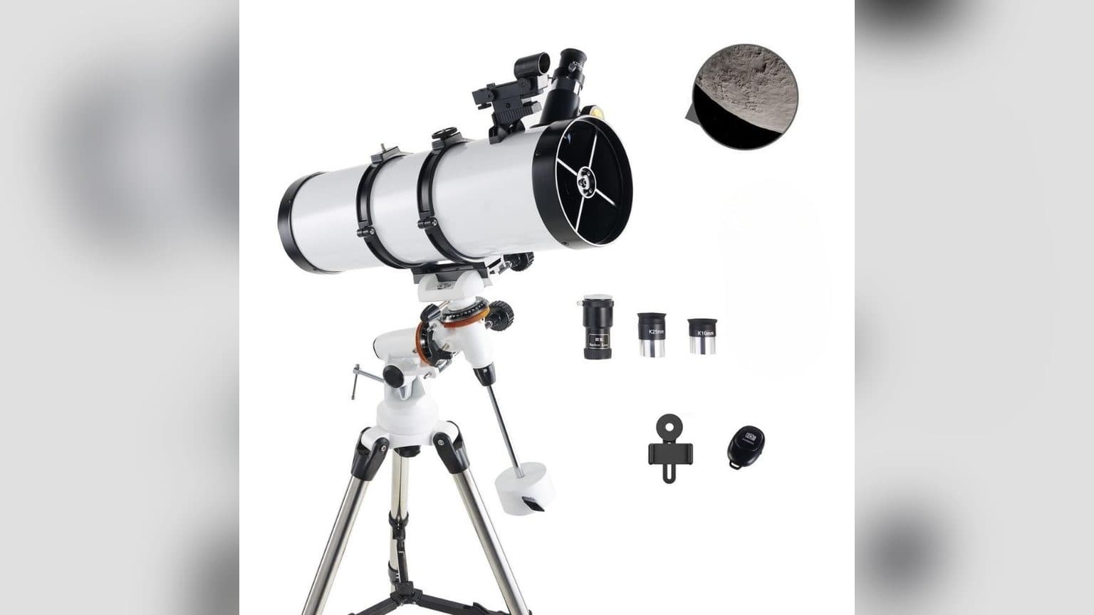 Primer plano de un adaptador de celular montado sobre el ocular de un telescopio Novystor, con un teléfono sujeto en la pinza y el trípode de aluminio de fondo.
