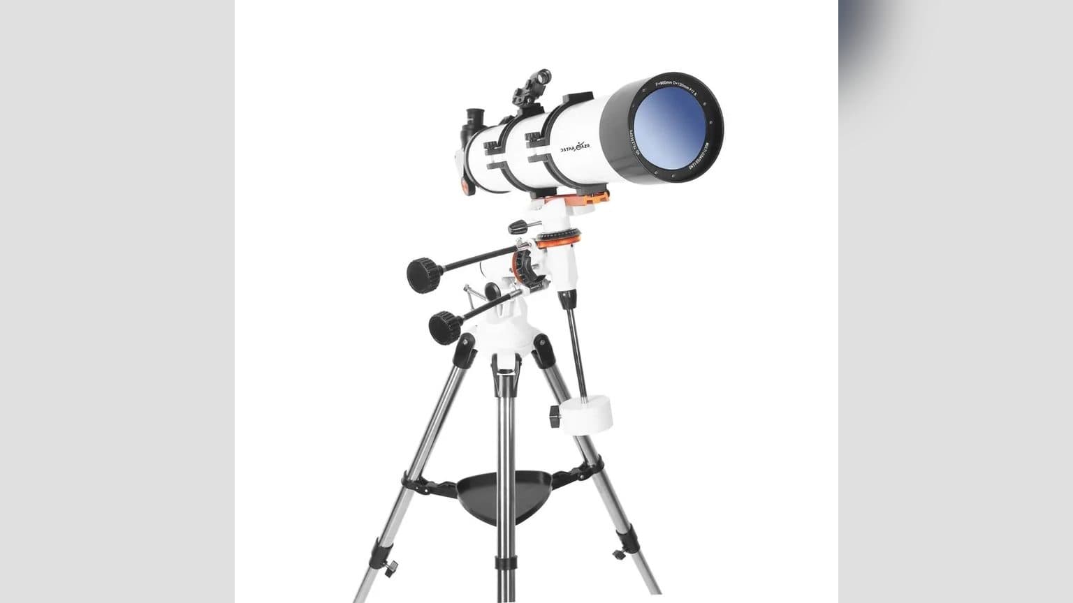 Telescopio astronómico con buscador de punto rojo montado sobre el tubo óptico, apuntando al cielo nocturno