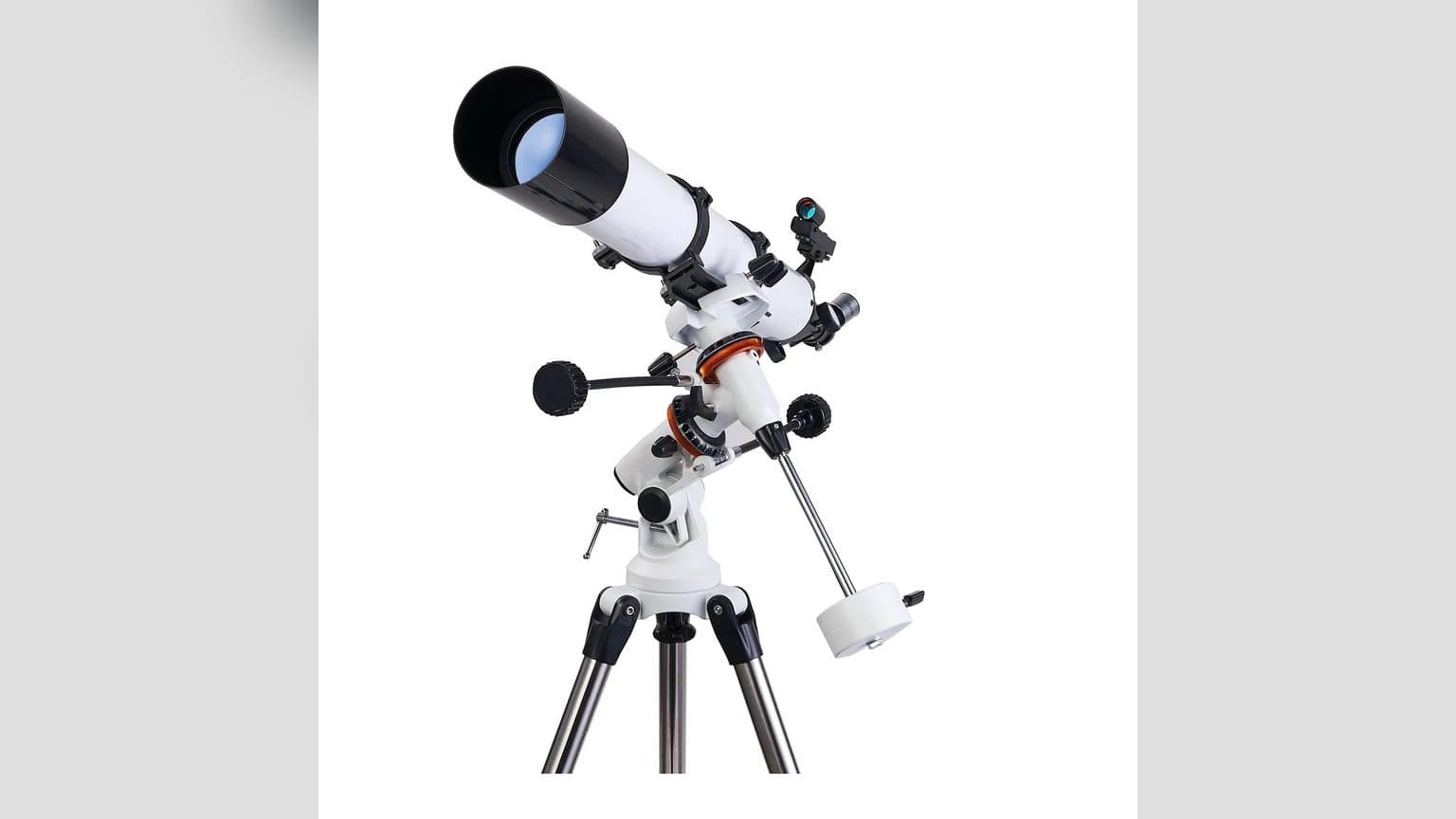 Trípode de aluminio del telescopio astronómico Novystor extendido a su altura máxima junto al tubo óptico montado