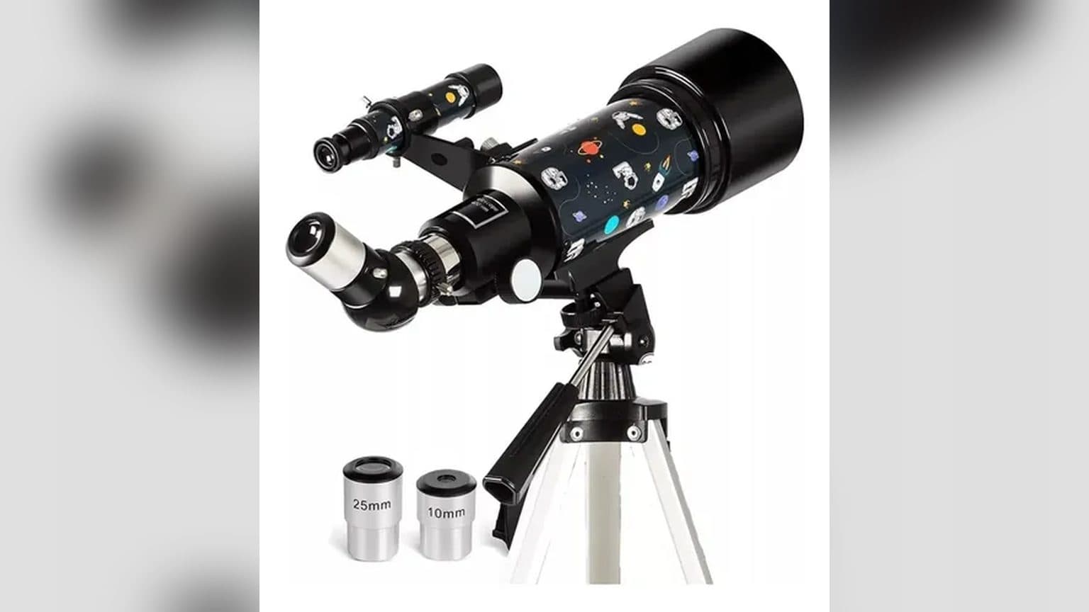 Telescopio astronómico verde Novystor F30070C1 con buscador red dot montado sobre el tubo óptico y trípode de aluminio desplegado