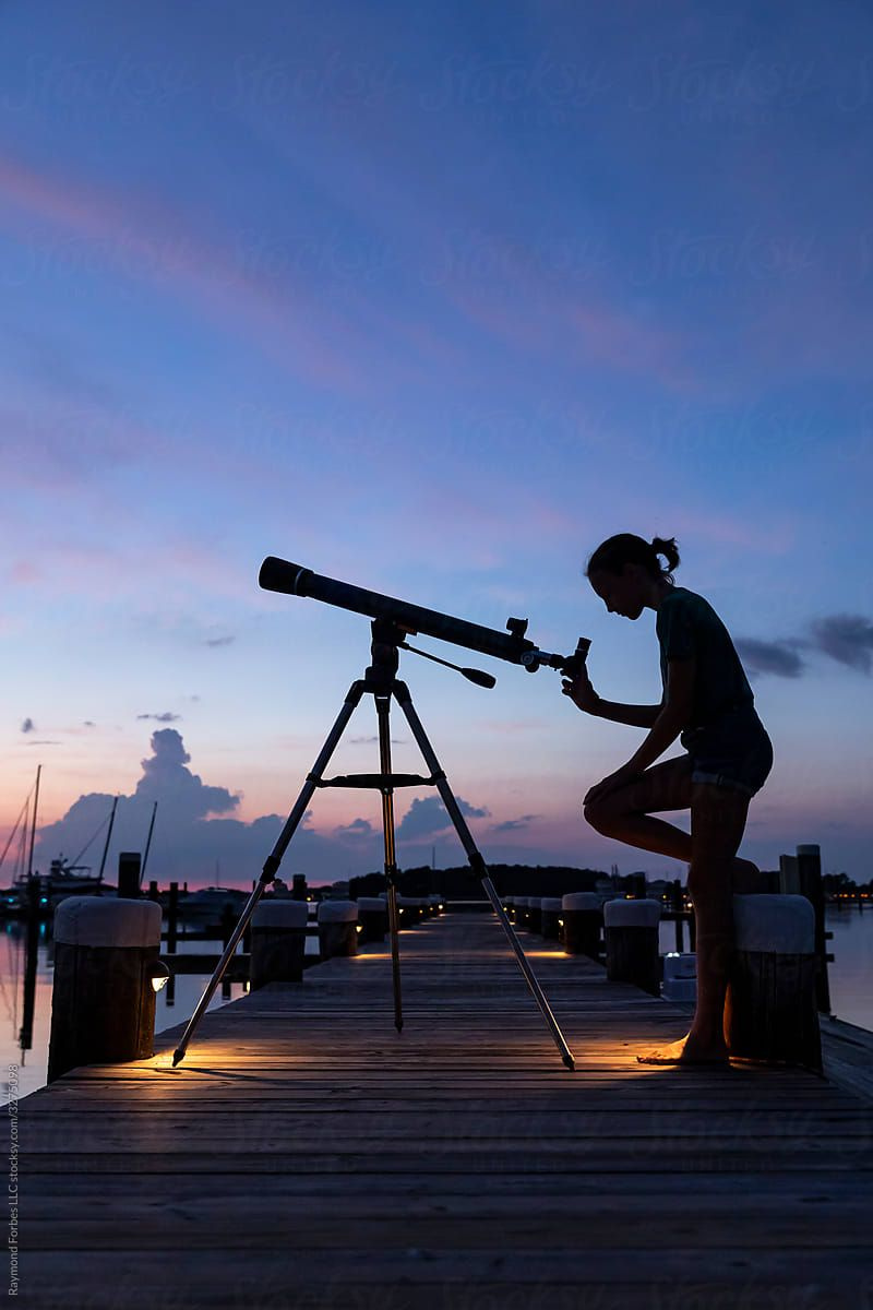 Persona con telescopio